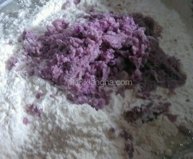 紫薯蒸熟压成紫薯泥加在面粉里