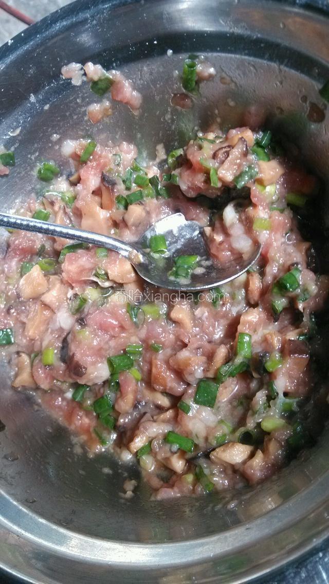 香菇用油炒一下，这样会更香哦，把所有材料加一起搅拌，加入盐味精，酱油，慢慢加水，加到有点稀，要是有高汤更好。加水在猪肉里，包子陷才有汤汁。