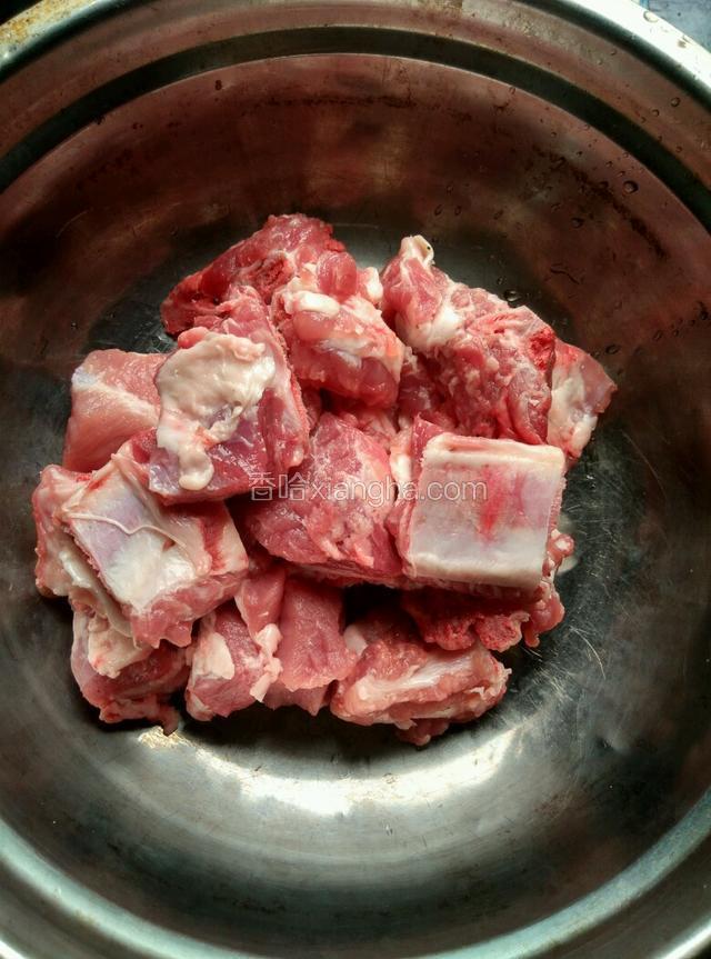 排骨砍成小节.清洗干净。
