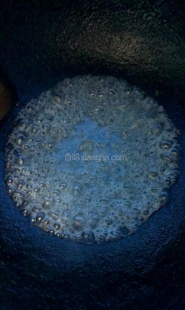 炒锅加热倒水，放白砂糖，使其融化
