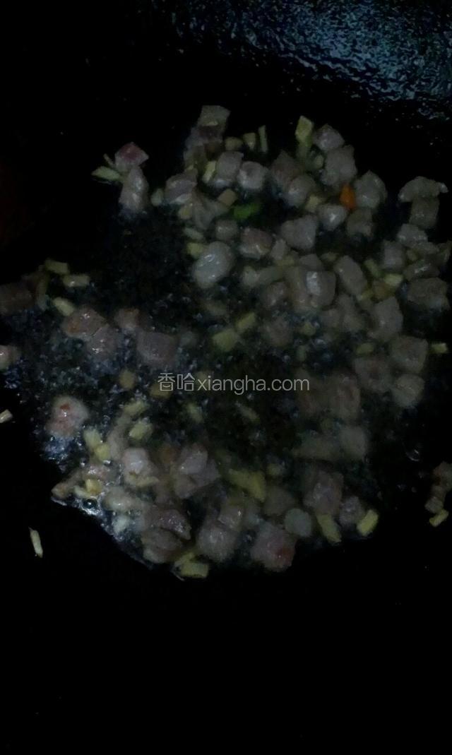 炒锅热油，放肉葱姜末编炒