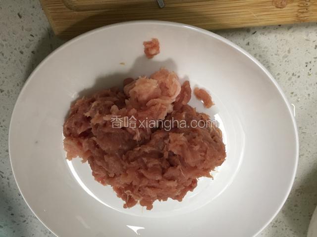 瘦肉用料理机搅成肉泥