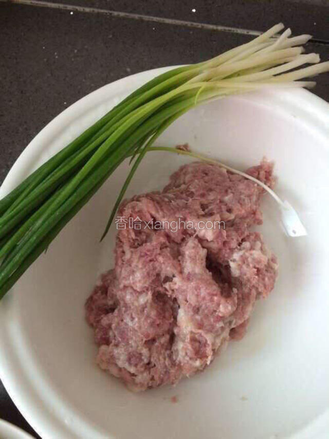 猪肉剁成肉碎，拿大碗装好备用，
