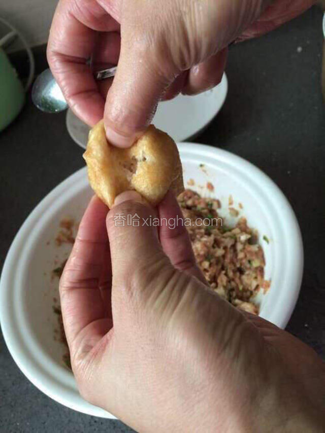 肉馅调好后，开始酿豆腐了，取一块豆腐挖开一个小囗子。