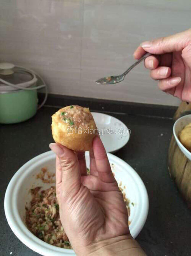 填满豆腐后，把表面的肉馅尽量弄干净，表面平整，依照前面两步，把所有豆腐酿完。