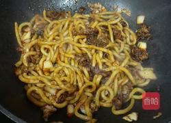 肥牛泡菜炒乌冬的做法图解4