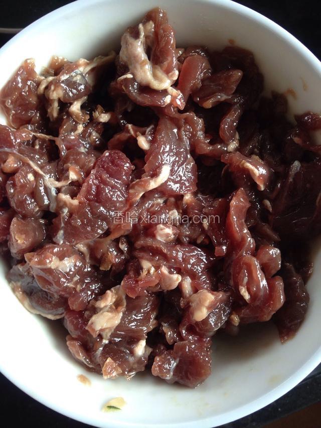 把牛肉洗净切碎末，生姜切碎末，加入少许盐、油、胡椒粉、料酒和酱油腌制约2小时。