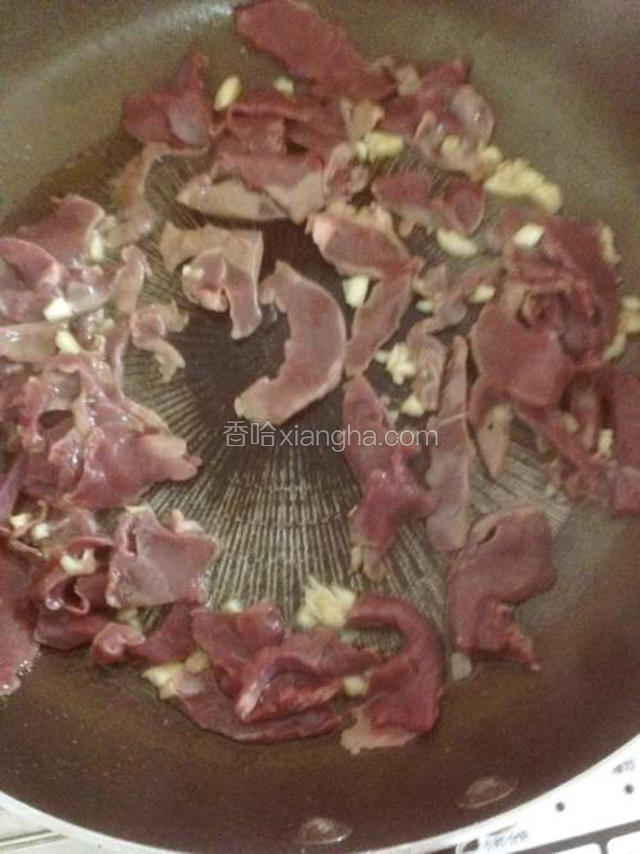 热油80度。加入蒜头猪心。摊开翻炒。