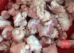 玉米红萝卜煲猪尾的做法图解1