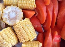 玉米红萝卜煲猪尾的做法图解2