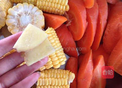 玉米红萝卜煲猪尾的做法图解3