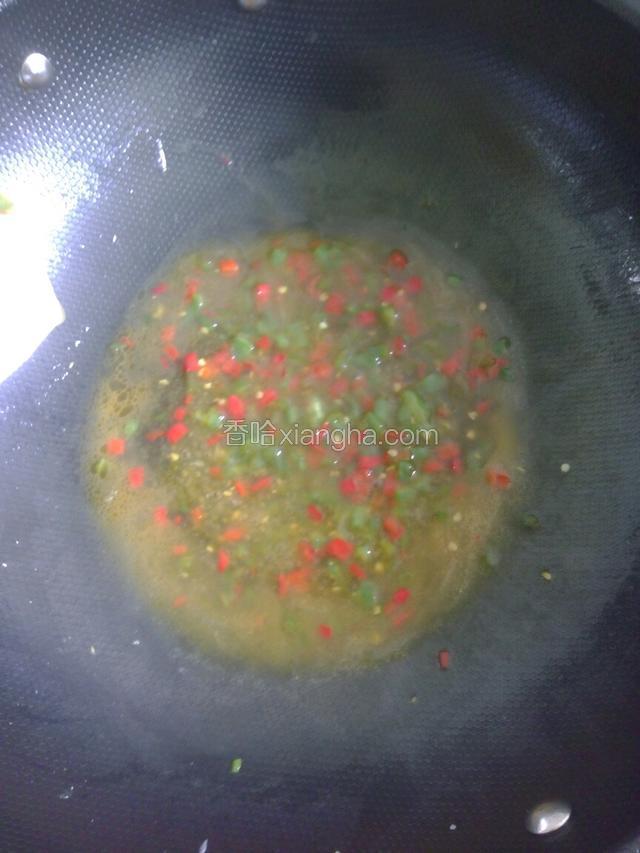 锅里加少量油，放入青红椒，加少许盐，生抽翻炒，再加地瓜粉水做成酱