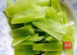 莴苣炒肉片的做法图解2