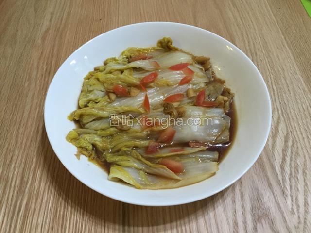 完成，起锅装盘，撒上少许红色蔬果作装饰，美美滴