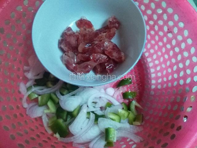 腊肠切小片，洋葱切条，青椒切丁。