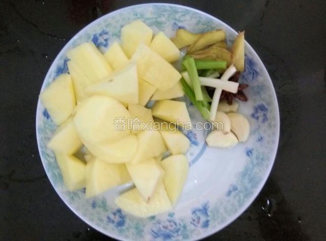 汆鸡肉时可以将土豆切成滚刀状，姜切片，葱切段