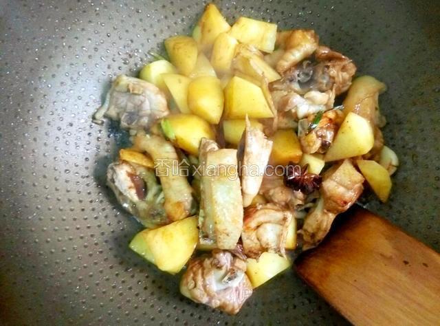 随后加入土豆块，生抽老抽、醋和白糖，翻炒至鸡肉上色