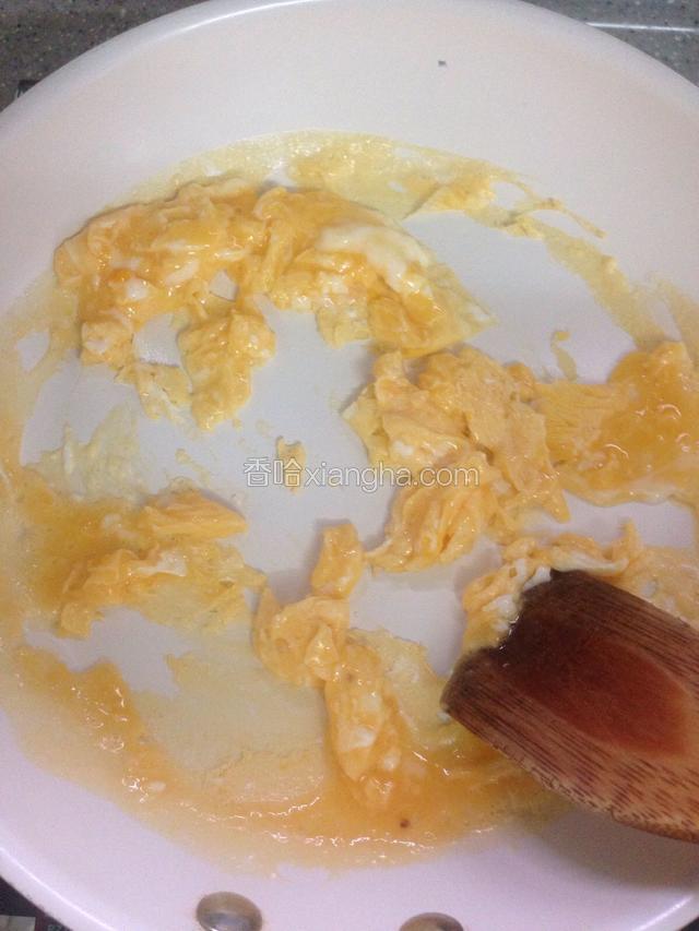 冷锅烧热下适量玉米油，倒入蛋液，用铲子炒开，快全部成固态（7、8成熟即可）关火盛起备用