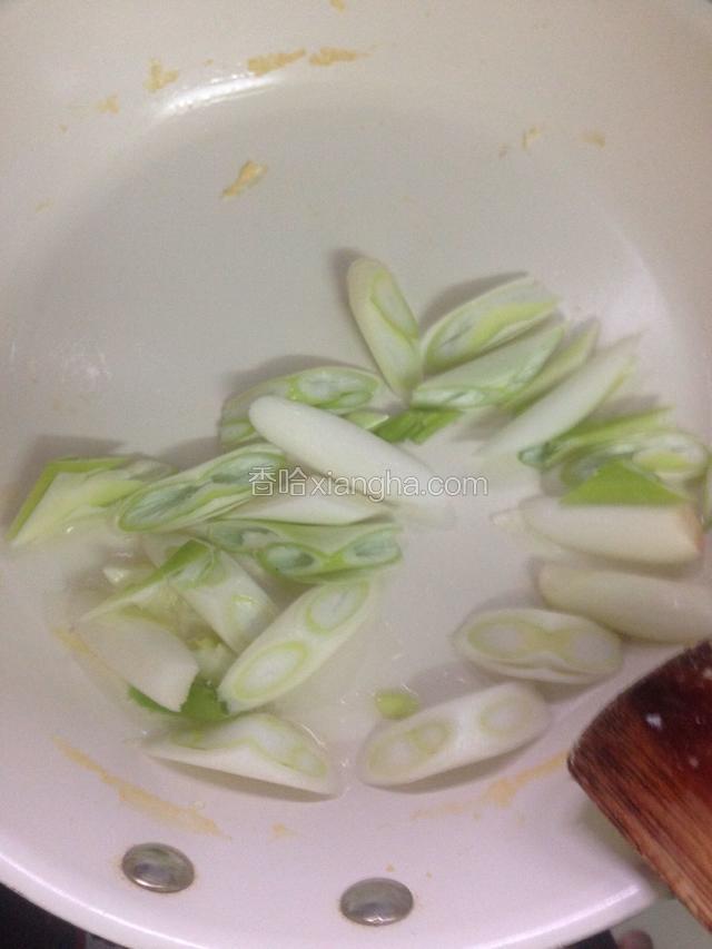 锅中再加入少许玉米油，烧热后倒入大葱，炒至有香味。