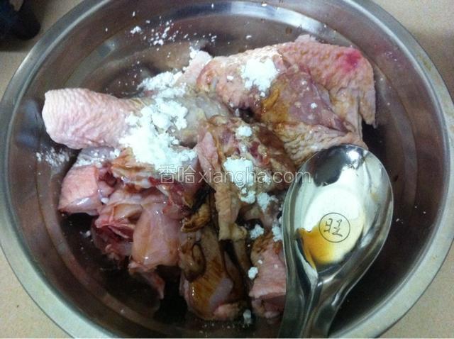 如图：将切好的鸡用蒸鱼豉油，老抽，蒜头，生粉，料酒，盐
