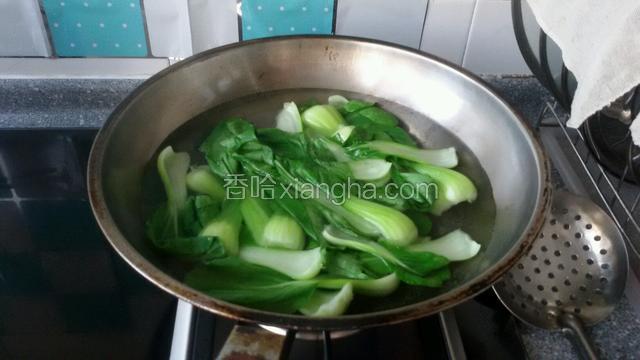 锅中放水，水开关火把油菜放入烫一分钟捞出过凉水