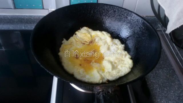 另用炒锅放少许油把鸡蛋炒熟划成碎块