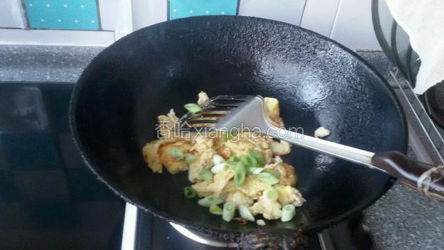 鸡蛋用铲子推一边，炒鸡蛋余油煸炒菜花