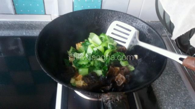 然后下入油菜和木耳