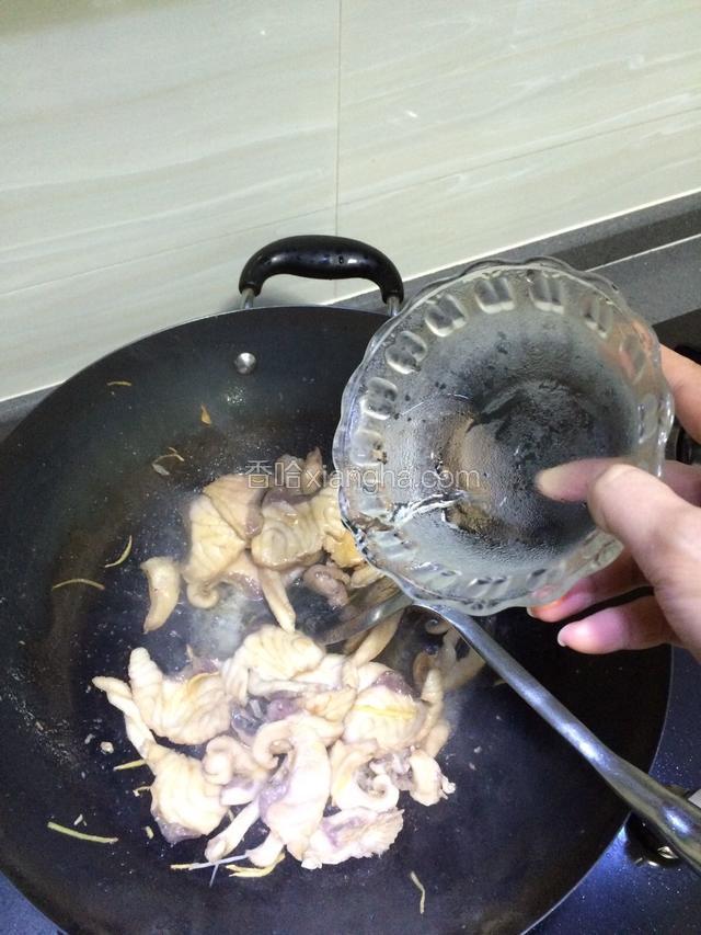 鱼片炒香，变色后加入半碗清水和葱白盖上锅盖焖煮，水开后再煮三分钟左右。