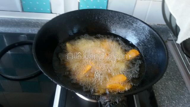 胡萝卜，山药洗净去到山药毛和皮，用刀去成滚刀块，下入油锅炸到表面金黄捞出备用