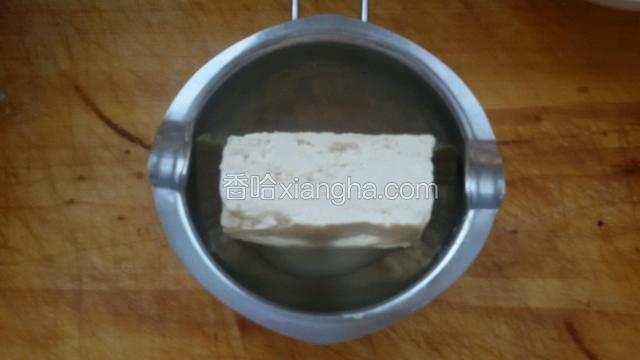 豆腐准备好切成棱形块