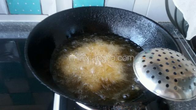 用炸过油炸制表皮金黄