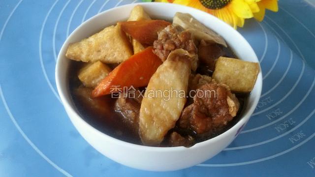 然后把一碗熟炖牛肉放入汤锅中，把山药，胡萝卜，豆腐块一同下入，开锅后炖20分钟，使之莱入味即可成出品尝美味