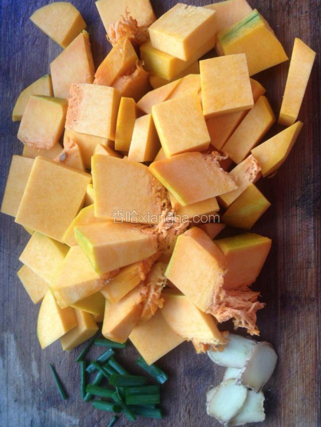南瓜削皮切成一指厚两指宽的块。（南瓜最好是带皮一起煮，这个南瓜皮很厚太硬削掉了。）