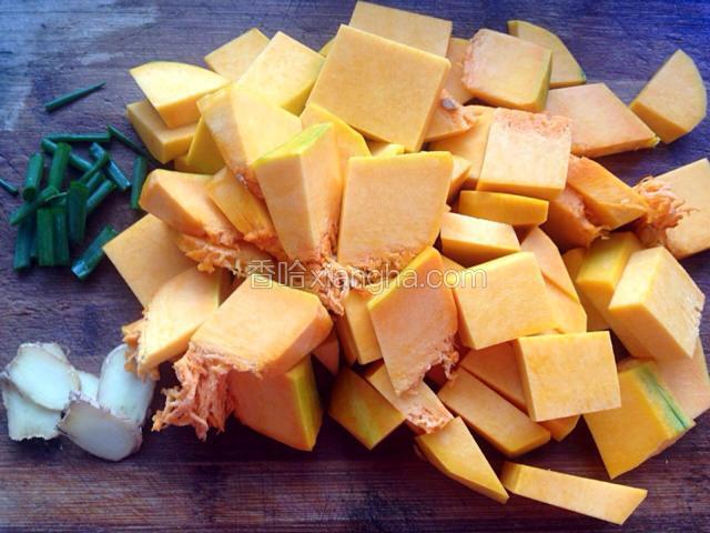 姜切片，葱切段备用。