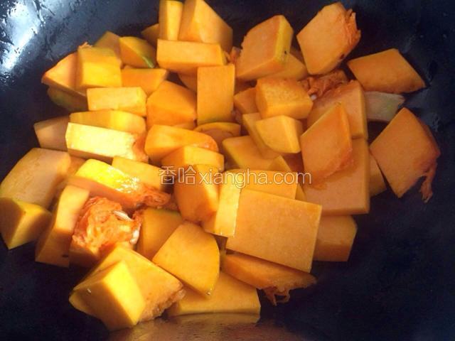 锅烧热倒适量油，下入姜片熬香，再把南瓜倒进去翻炒。