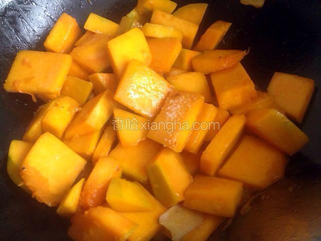 表面稍微有点炒软变色加入适量盐继续翻炒。