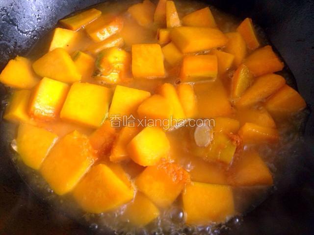 加入适量水，和南瓜差不多高，盖上盖烧10分钟。