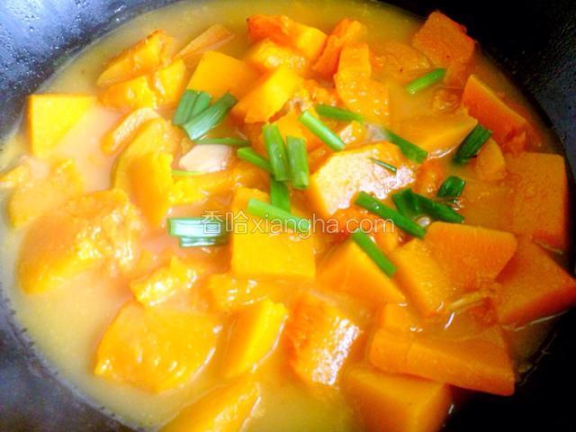 撒上葱段，软糯香甜的家烧南瓜就做好了。