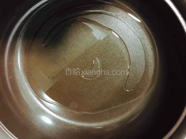 不粘锅放少量油。