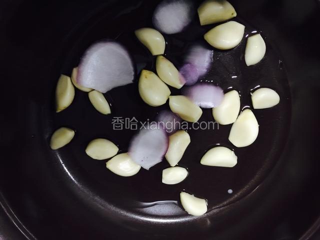 蒜头洋葱一层层放好。