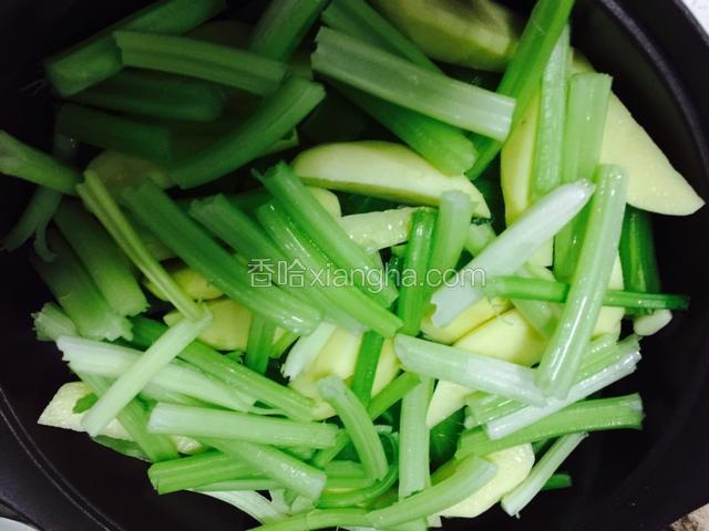药芹放好。