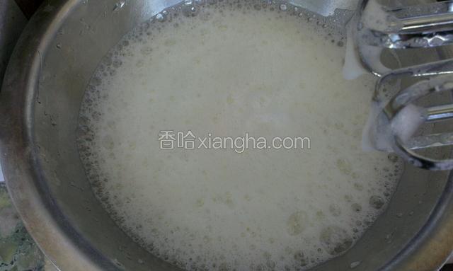 这时再打发蛋清，60克细沙糖分三次加入，先滴几滴柠檬汁，打到起鱼眼泡 第一次放糖