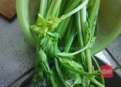 芹菜大肉馅饺子的做法图解1