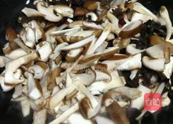 木耳香菇炒豆腐的做法图解3