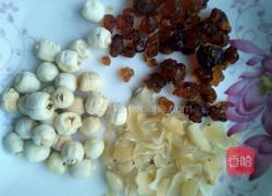 桃胶银耳莲子百合汤的做法图解1