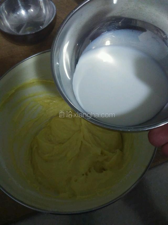分次加入牛奶，每次拌匀后再加入下一次。至少分5次