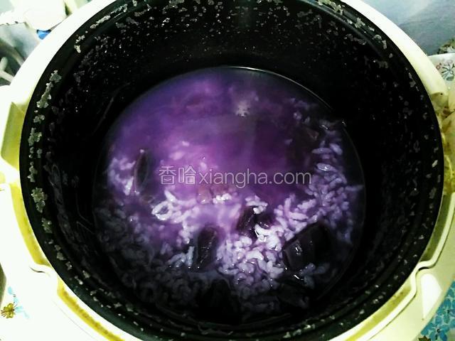 焖好后，开锅盖，加一点点盐用来提鲜。搅拌均匀即可出锅。