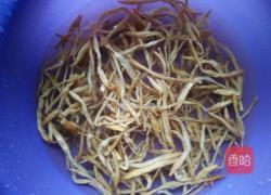 黄花菜炒蛋的做法图解1