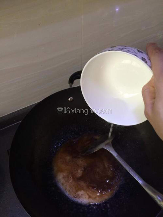 把水淀粉倒入汤汁里芶芡，煮沸，最后均匀的淋在鱼身上。